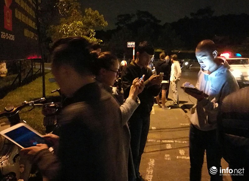 Bạn trẻ đua nhau ra đường