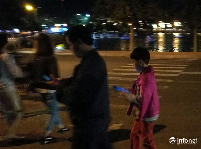 Bạn trẻ đua nhau ra đường