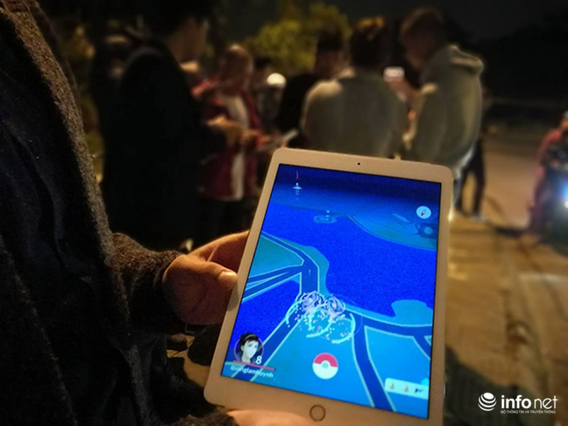 Bạn trẻ đua nhau ra đường