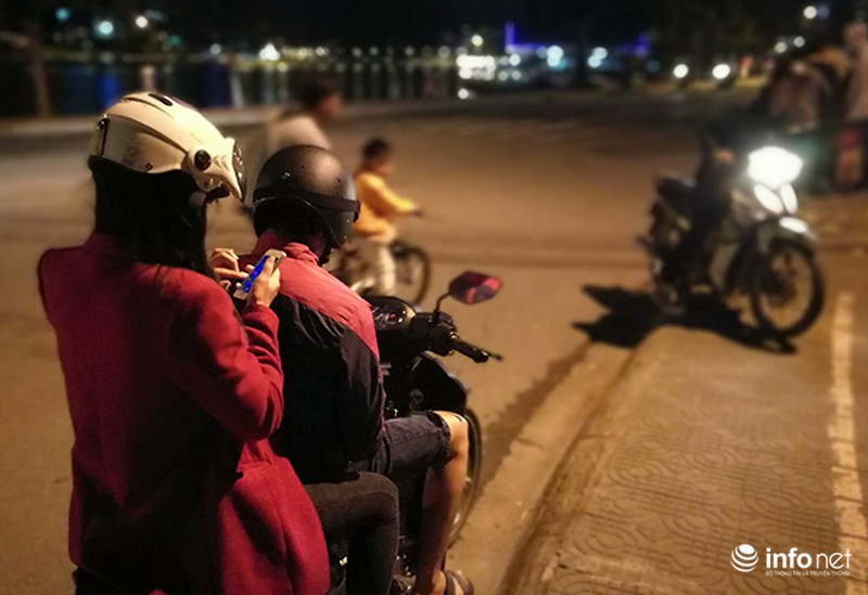 Bạn trẻ đua nhau ra đường