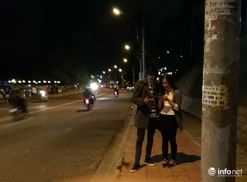 Bạn trẻ đua nhau ra đường