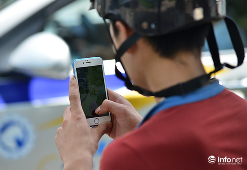 Hà Nội: Nhiều người bị xử phạt vì chơi Pokemon Go - ảnh 6