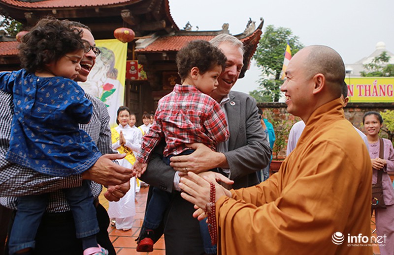 Đại sứ Hoa Kỳ đưa hai con đến chùa tìm hiểu về lễ Vu Lan - ảnh 2