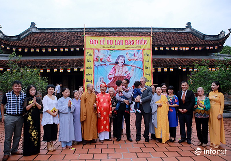 Đại sứ Hoa Kỳ đưa hai con đến chùa tìm hiểu về lễ Vu Lan - ảnh 8