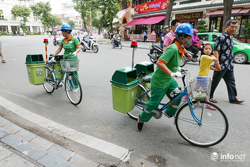 Mới mẻ hình ảnh xe đạp dọn rác ở Thủ đô - ảnh 1