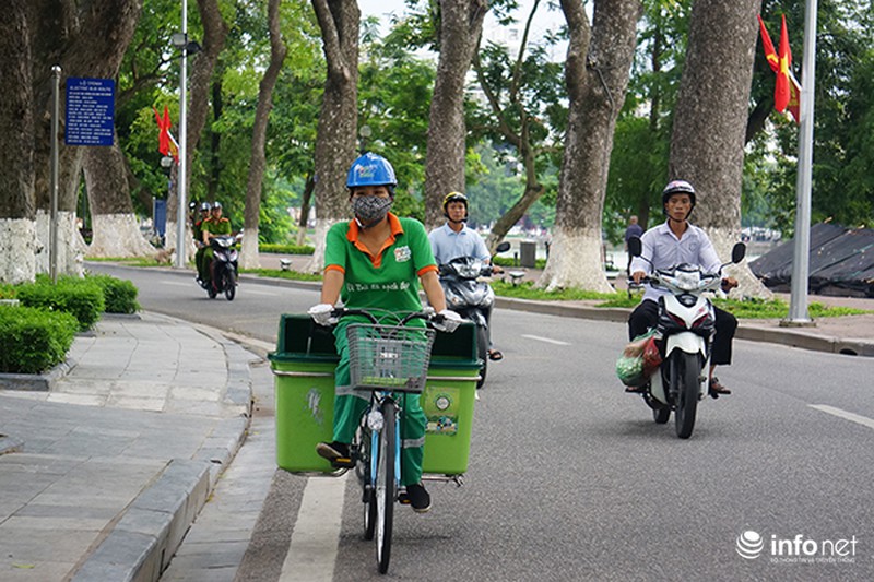 Mới mẻ hình ảnh xe đạp dọn rác ở Thủ đô - ảnh 3