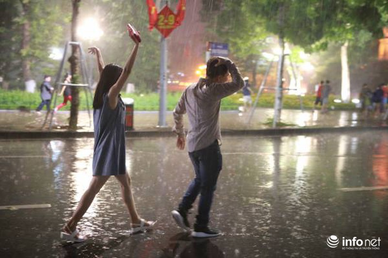 Người Hà Nội thích thú đi bộ dưới mưa quanh Hồ Gươm - ảnh 4