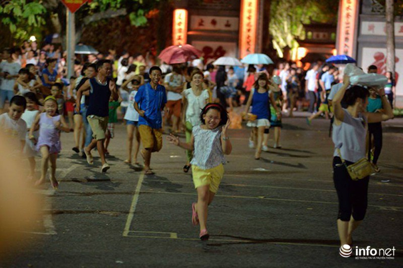 Người Hà Nội thích thú đi bộ dưới mưa quanh Hồ Gươm - ảnh 1