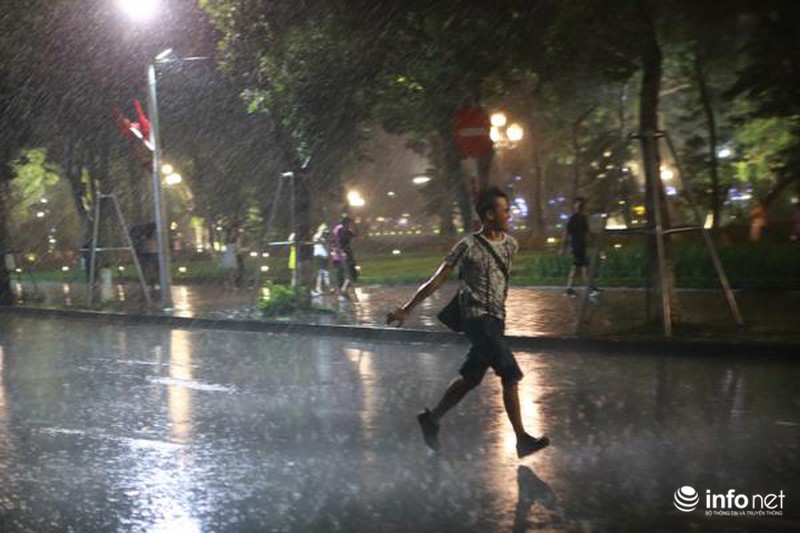 Người Hà Nội thích thú đi bộ dưới mưa quanh Hồ Gươm - ảnh 5