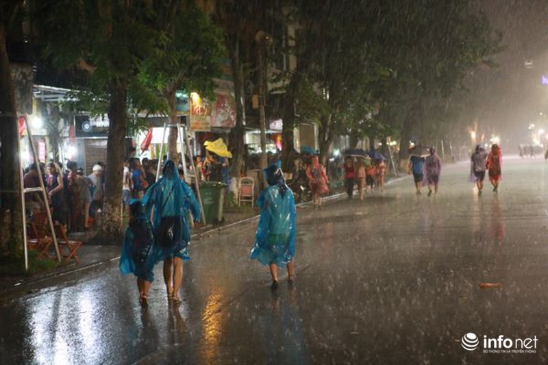 Người Hà Nội thích thú đi bộ dưới mưa quanh Hồ Gươm - ảnh 9