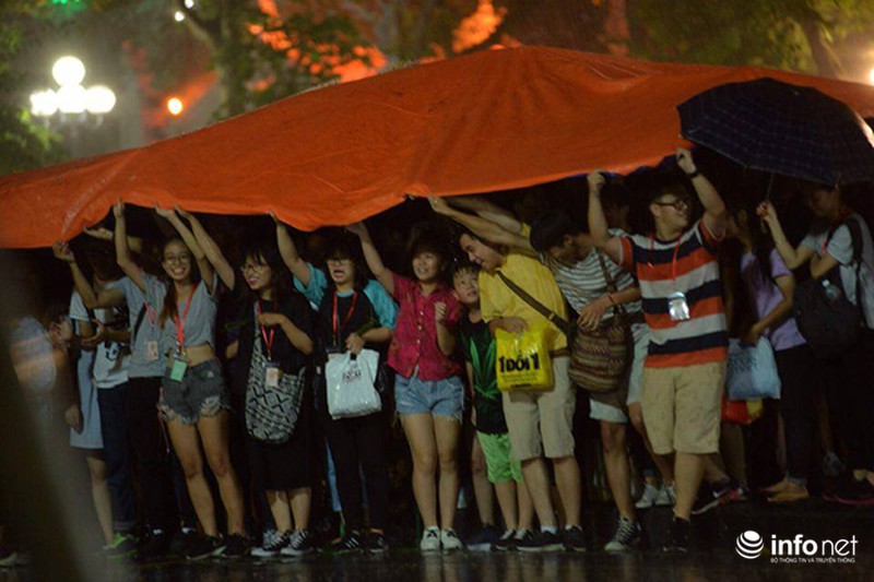 Người Hà Nội thích thú đi bộ dưới mưa quanh Hồ Gươm - ảnh 10