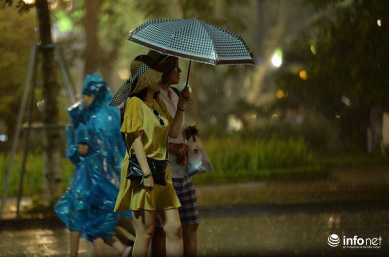 Người Hà Nội thích thú đi bộ dưới mưa quanh Hồ Gươm - ảnh 7