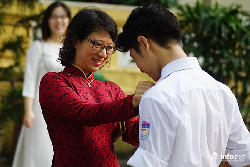 Nữ sinh trường Bưởi rạng ngời trong ngày khai giảng - ảnh 1