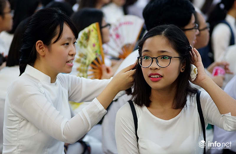 Nữ sinh trường Bưởi rạng ngời trong ngày khai giảng - ảnh 2