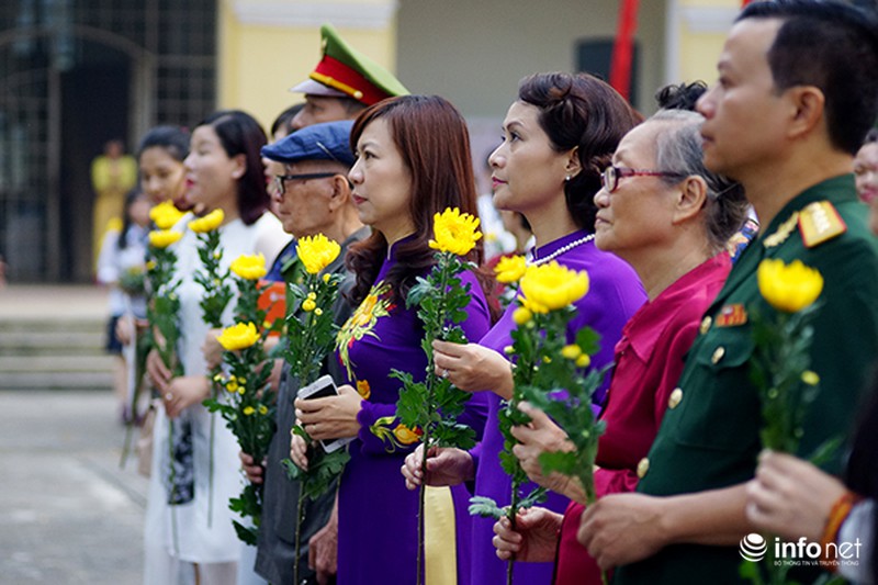 Nữ sinh trường Bưởi rạng ngời trong ngày khai giảng - ảnh 7