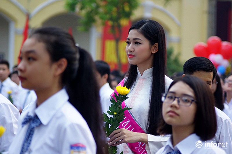 Nữ sinh trường Bưởi rạng ngời trong ngày khai giảng - ảnh 9