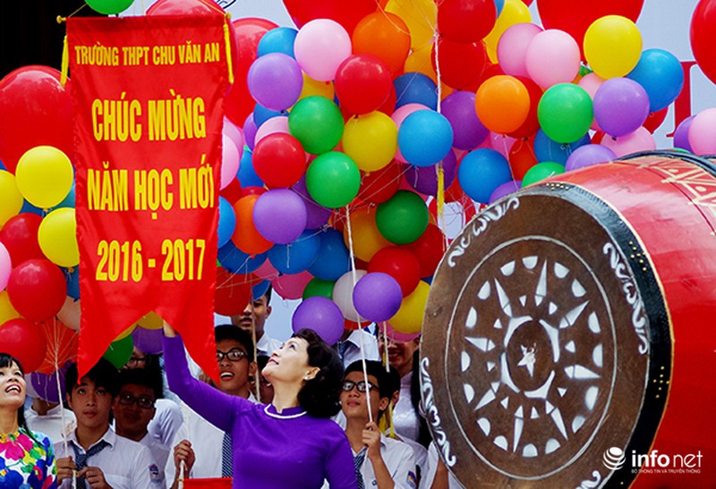 Nữ sinh trường Bưởi rạng ngời trong ngày khai giảng - ảnh 10