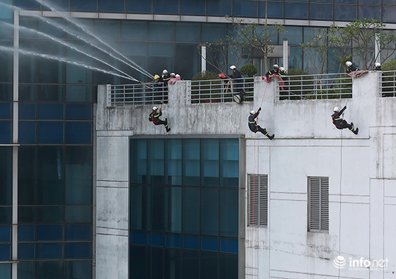 Hãi hùng cảnh đu dây thoát khỏi toà nhà cao nhất Việt Nam - ảnh 3