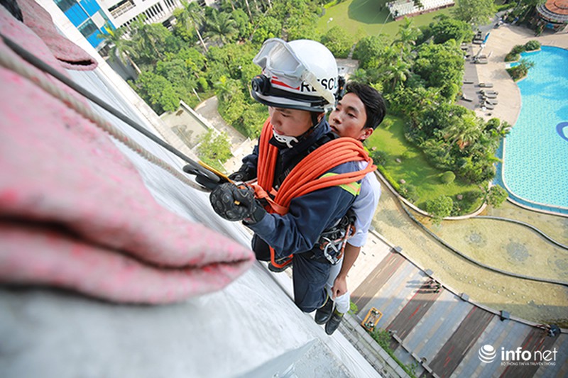Hãi hùng cảnh đu dây thoát khỏi toà nhà cao nhất Việt Nam - ảnh 4