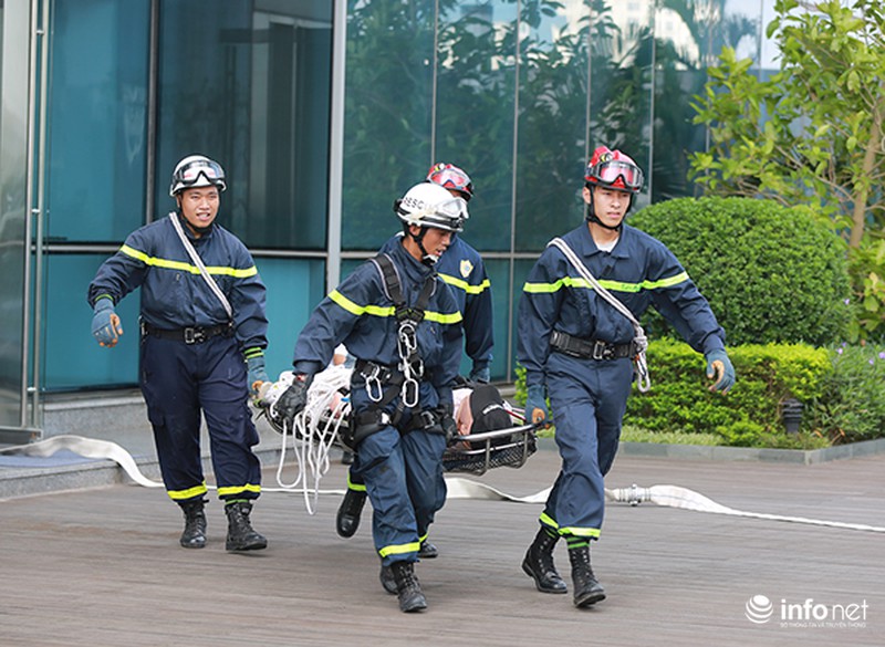 Hãi hùng cảnh đu dây thoát khỏi toà nhà cao nhất Việt Nam - ảnh 9