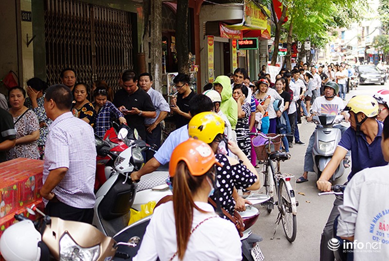 Xếp hàng dài hàng trăm mét chờ mua bánh trung thu - ảnh 1