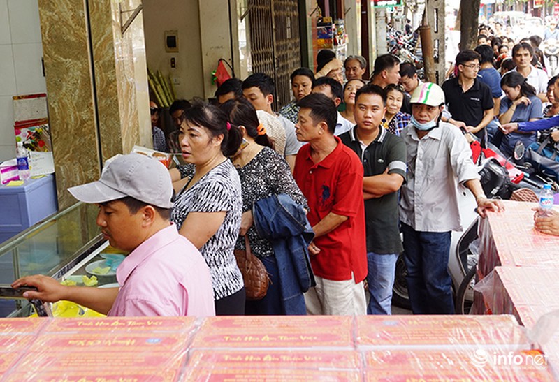 Xếp hàng dài hàng trăm mét chờ mua bánh trung thu - ảnh 2