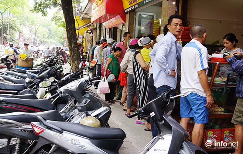 Xếp hàng dài hàng trăm mét chờ mua bánh trung thu - ảnh 3