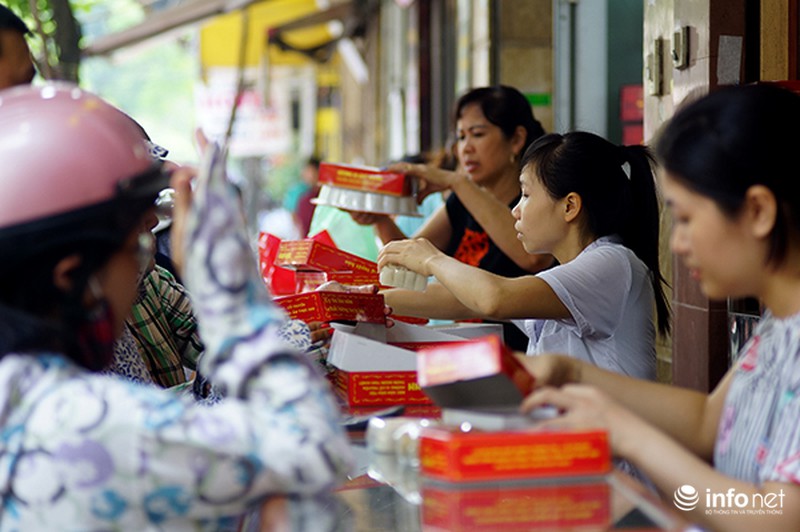 Xếp hàng dài hàng trăm mét chờ mua bánh trung thu - ảnh 5