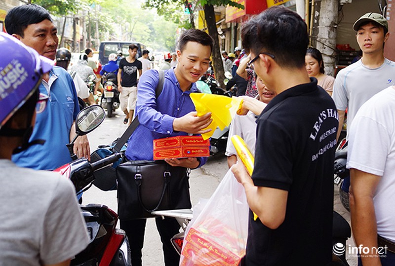 Xếp hàng dài hàng trăm mét chờ mua bánh trung thu - ảnh 6