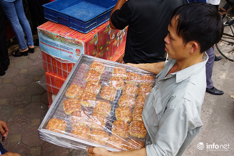 Xếp hàng dài hàng trăm mét chờ mua bánh trung thu - ảnh 8