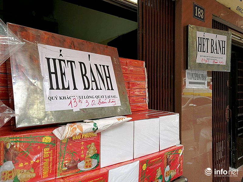 Xếp hàng dài hàng trăm mét chờ mua bánh trung thu - ảnh 9