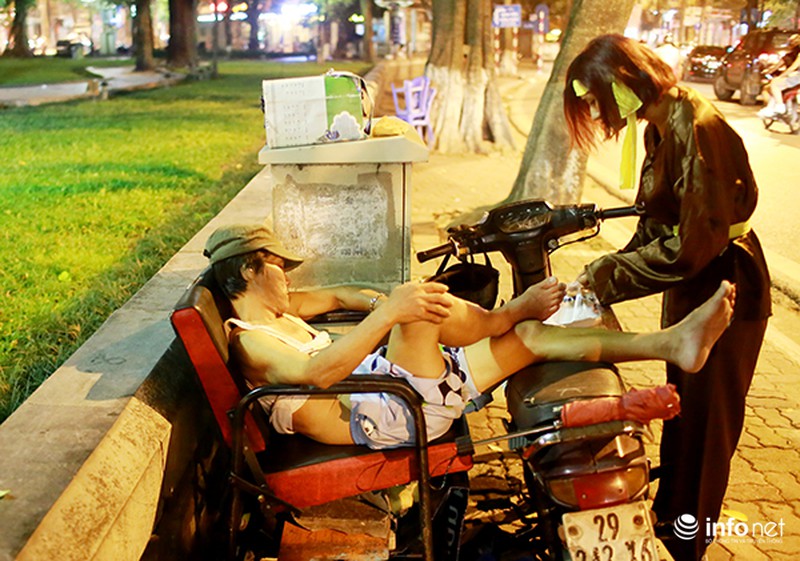 Người vô gia cư bất ngờ nhận quà của chị Hằng, chú Cuội giữa đêm khuya - ảnh 3