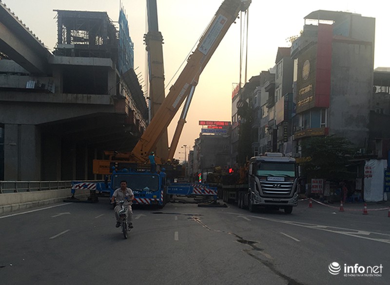 CSGT thu giữ 2 xe chuyên dụng gây tắc đường, phạt nặng đơn vị thi công - ảnh 1