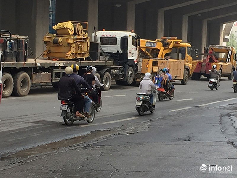 CSGT thu giữ 2 xe chuyên dụng gây tắc đường, phạt nặng đơn vị thi công - ảnh 2