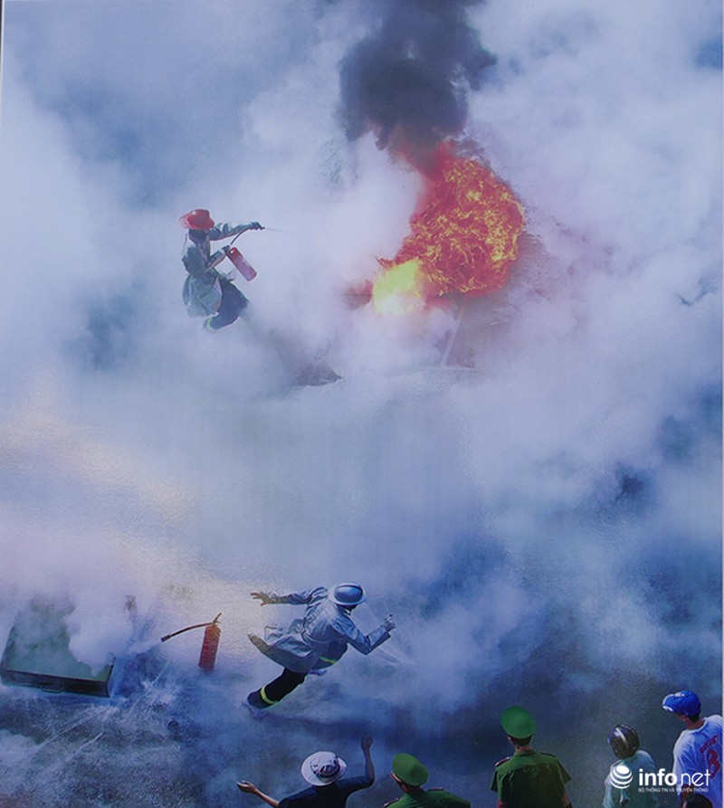 Những hình ảnh cảm động về người lính cứu hỏa và cứu hộ cứu nạn - ảnh 6