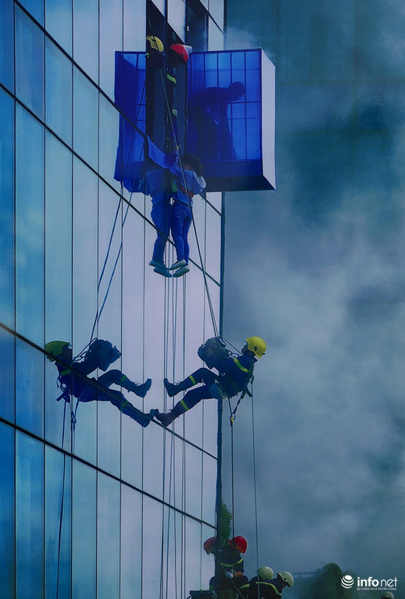 Những hình ảnh cảm động về người lính cứu hỏa và cứu hộ cứu nạn - ảnh 10