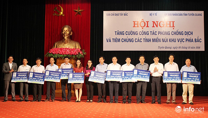 Vinamilk trao tiền hỗ trợ cho học sinh 14 tỉnh khó khăn nhất Việt Nam - ảnh 1