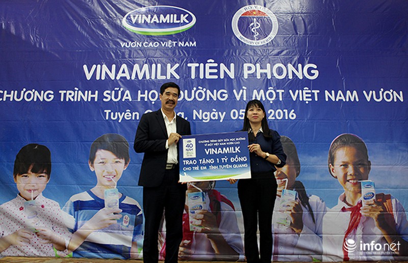Vinamilk trao tiền hỗ trợ cho học sinh 14 tỉnh khó khăn nhất Việt Nam - ảnh 2