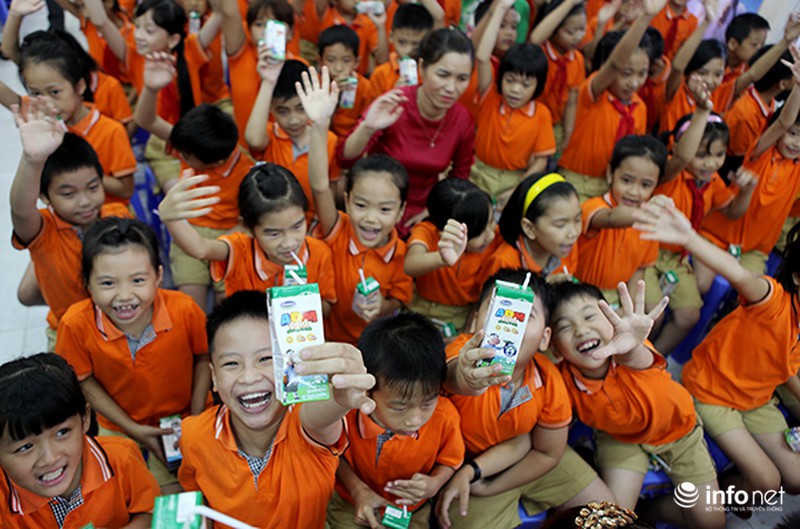 Vinamilk trao tiền hỗ trợ cho học sinh 14 tỉnh khó khăn nhất Việt Nam - ảnh 3