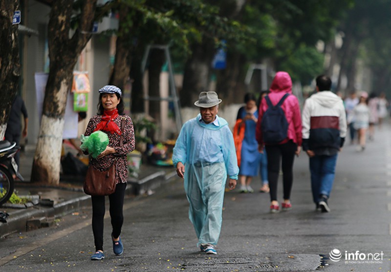 Trẻ em Hà Nội thích thú đi học trong cái lạnh đầu mùa - ảnh 1