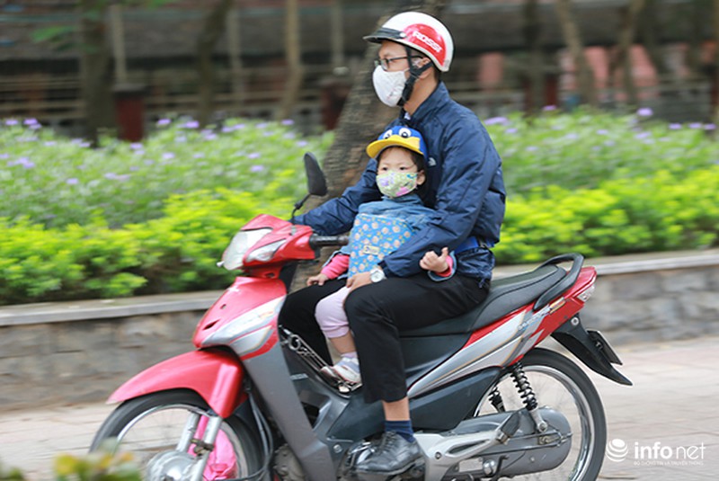 Trẻ em Hà Nội thích thú đi học trong cái lạnh đầu mùa - ảnh 2