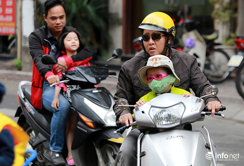 Trẻ em Hà Nội thích thú đi học trong cái lạnh đầu mùa - ảnh 4