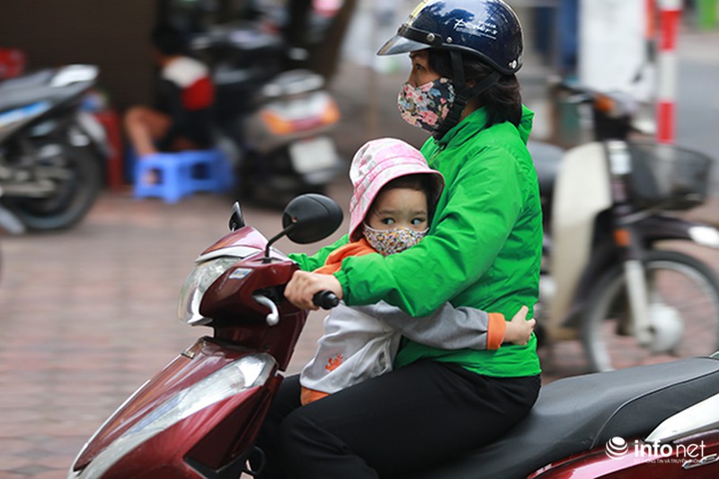 Trẻ em Hà Nội thích thú đi học trong cái lạnh đầu mùa - ảnh 5