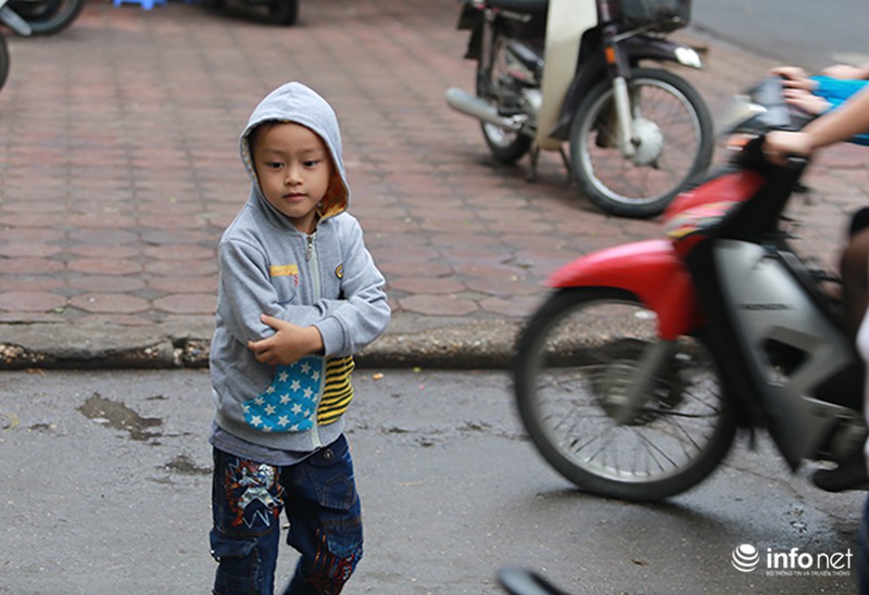 Trẻ em Hà Nội thích thú đi học trong cái lạnh đầu mùa - ảnh 6