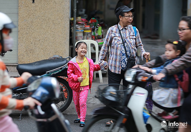 Trẻ em Hà Nội thích thú đi học trong cái lạnh đầu mùa - ảnh 7