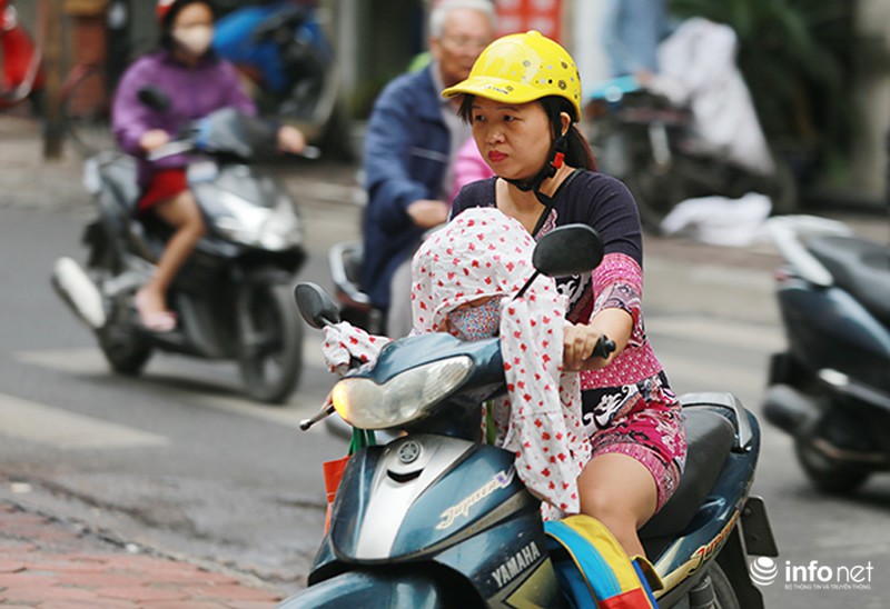 Trẻ em Hà Nội thích thú đi học trong cái lạnh đầu mùa - ảnh 8