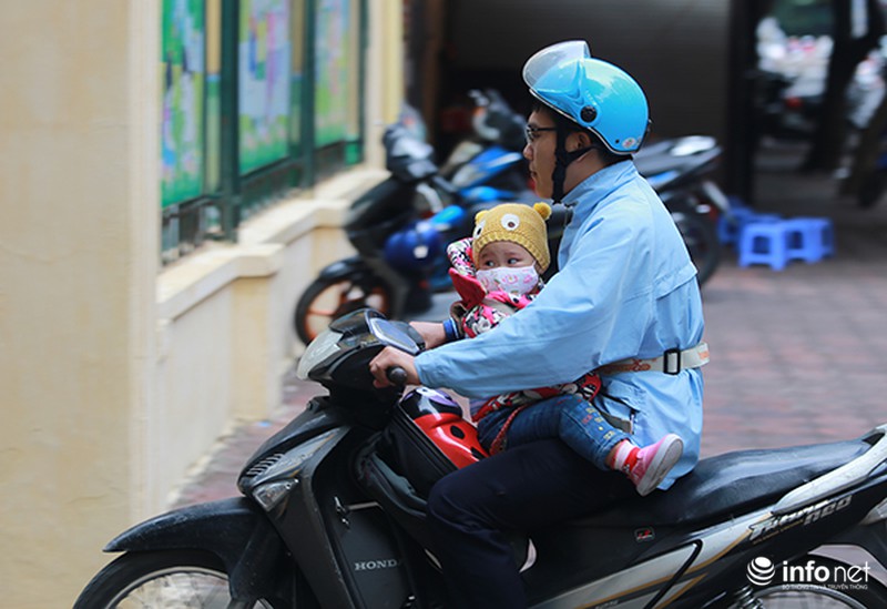 Trẻ em Hà Nội thích thú đi học trong cái lạnh đầu mùa - ảnh 9