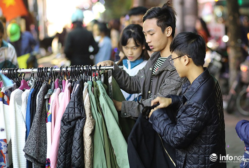Hà Nội: Chợ quần áo vỉa hè đông nghịt khách những ngày chớm đông - ảnh 3