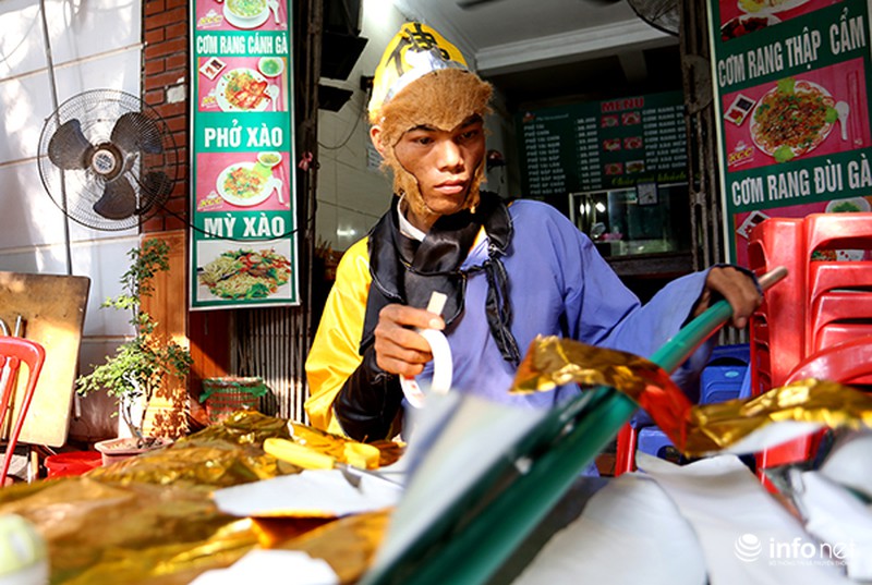 Tôn Ngộ Không múa gậy trên đường phố kiếm hàng chục triệu mỗi tháng - ảnh 1