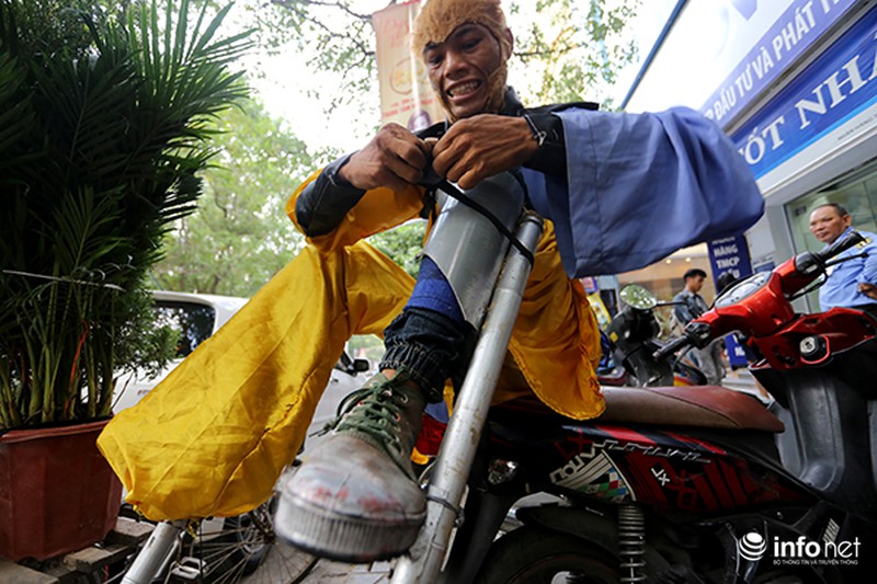 Tôn Ngộ Không múa gậy trên đường phố kiếm hàng chục triệu mỗi tháng - ảnh 5